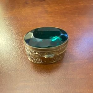 Approx 1 inch ornate box with gem on top